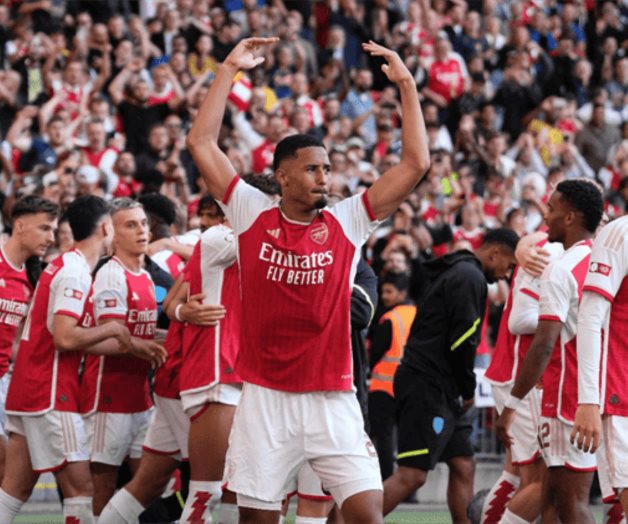 Arsenal deja cima de la Liga Premier