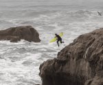 Ola golpea playa en California y deja ocho heridos