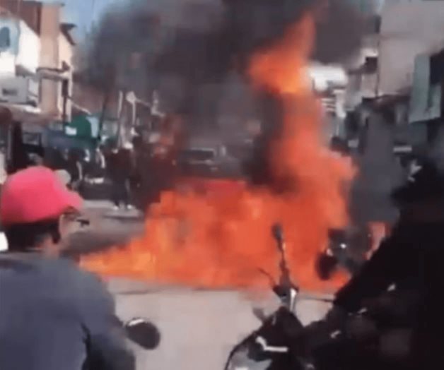 Pobladores queman motocicleta de policía por muerte de joven Pobladores queman motocicleta de policía por muerte de joven