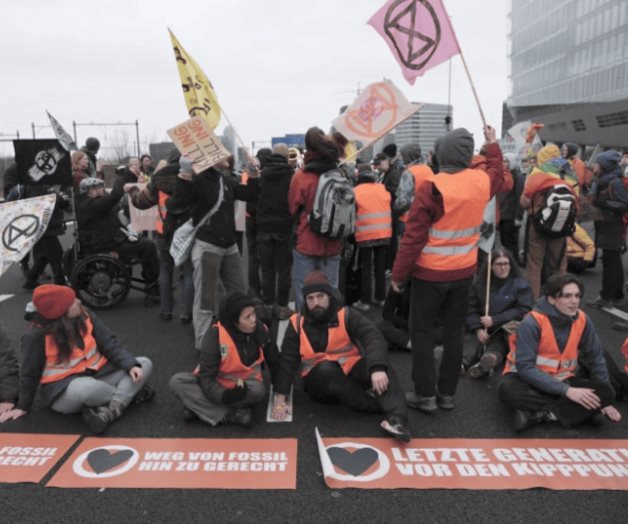 Activistas climáticos bloquean carretera principal que rodea Ámsterdam