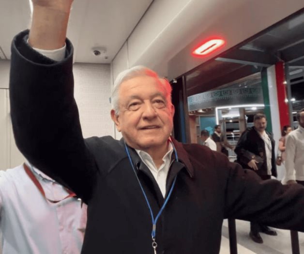 Un regalo para finalizar mi ciclo: AMLO sobre banda presidencial