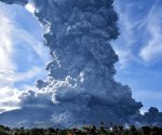 Deja 1.200 evacuados la erupción de un volcán en Indonesia