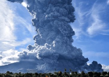 Deja 1.200 evacuados la erupción de un volcán en Indonesia