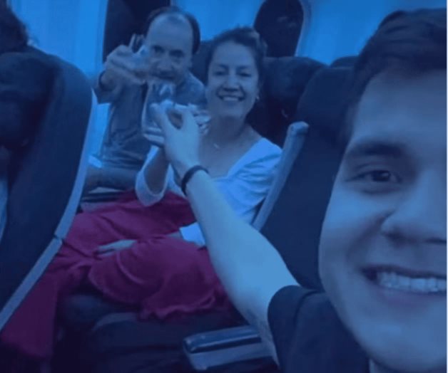 Turistas reciben Año Nuevo a bordo de un avión y así festejan