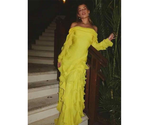 Michelle Salas impacta con look amarillo
