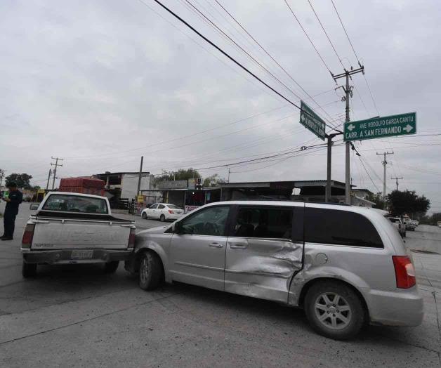 Invade carril y embiste camioneta