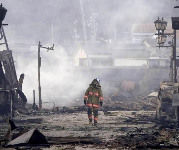 Rescatistas trabajan contrarreloj para hallar sobrevivientes tras potente sismo en Japón Rescatistas trabajan contrarreloj para hallar sobrevivientes tras potente sismo en Japón