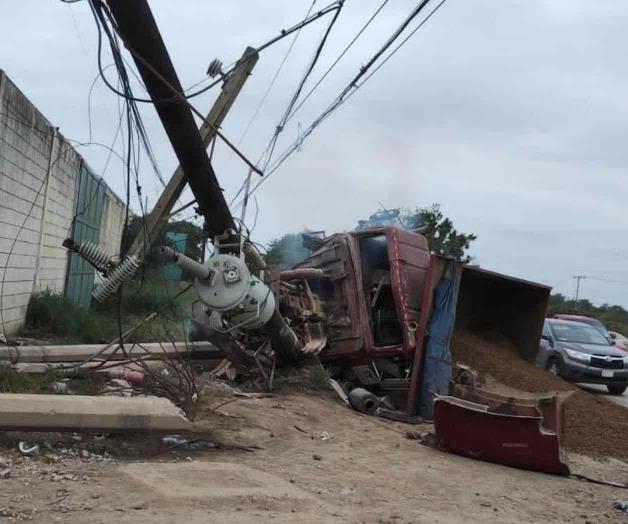 Fallece al caer poste encima de un camión