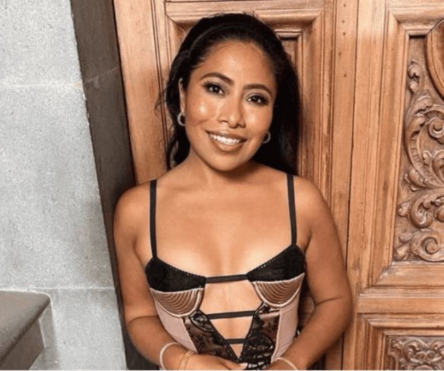 Yalitza Aparicio luce impactante outfit satinado en color bronce