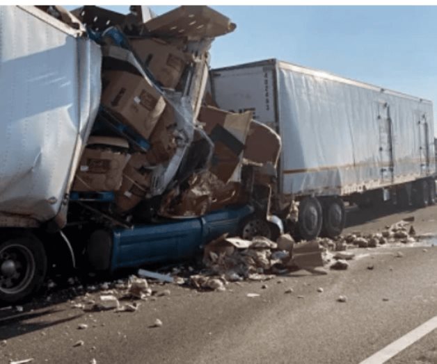 Choque múltiple deja dos muertos Choque múltiple deja dos muertos