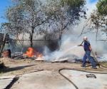 Reportan incendio en un viejo yonque