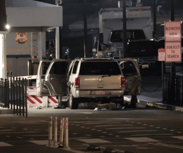 Vehículo se impacta en la reja de la Casa Blanca