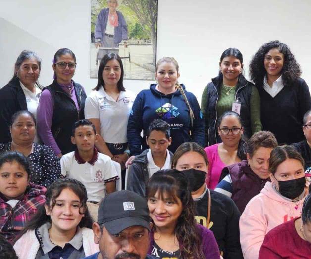 Reciben becas alumnos con alguna discapacidad