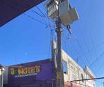 Peligro; poste a punto de caer