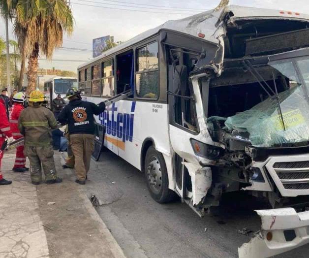 Chocan 2 transportes en Guadalupe, NL; quedan 15 heridos