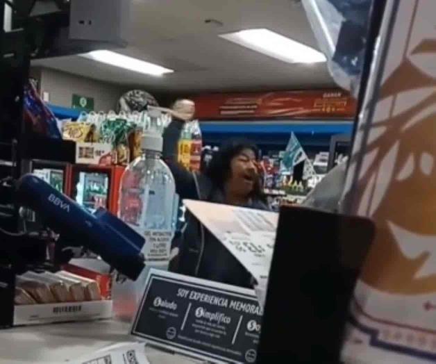 Ingresa mujer semidesnuda a  una tienda de conveniencia