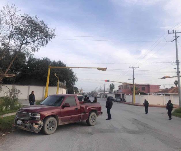 Ignora la luz roja e impacta camioneta