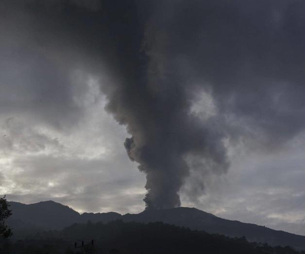 Evacuan a miles por la erupción de volcán Evacuan a miles por la erupción de volcán