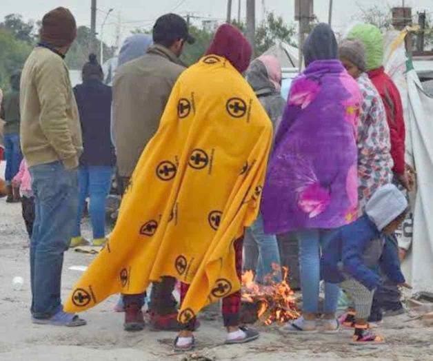 Padecen migrantes en Reynosa frío extremo; rechazan ir a albergues