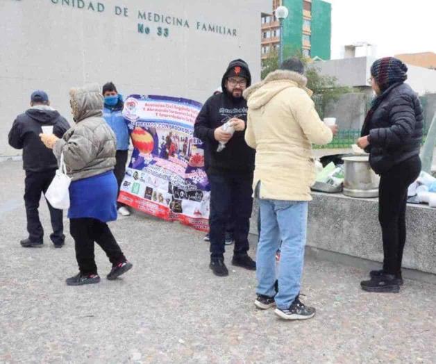 Reparten pan y café para mitigar el frío Reparten pan y café para mitigar el frío