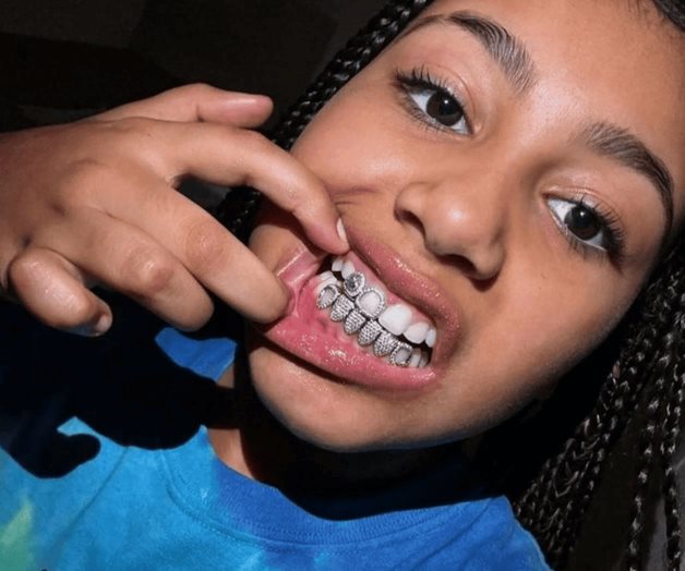 Muestra North West sus ‘grillz’