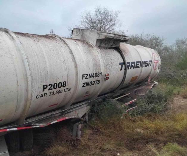 Vuelca tanque cargado de diésel en San Fernando