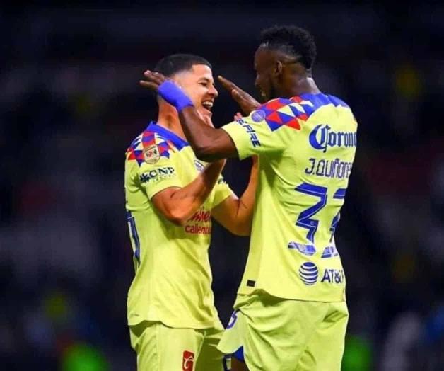 Vuela América sobre Gallos en el Estadio Azteca Vuela América sobre Gallos en el Estadio Azteca