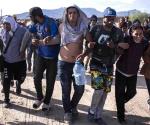 Obligan a migrantes a cruzar el país a pie