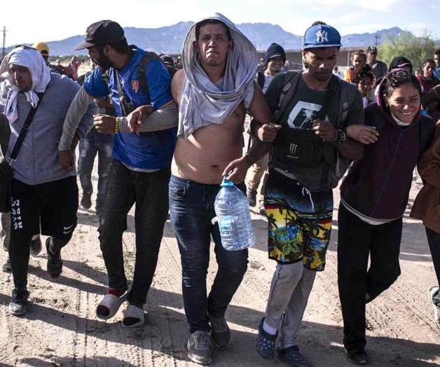 Obligan a migrantes a cruzar el país a pie Obligan a migrantes a cruzar el país a pie