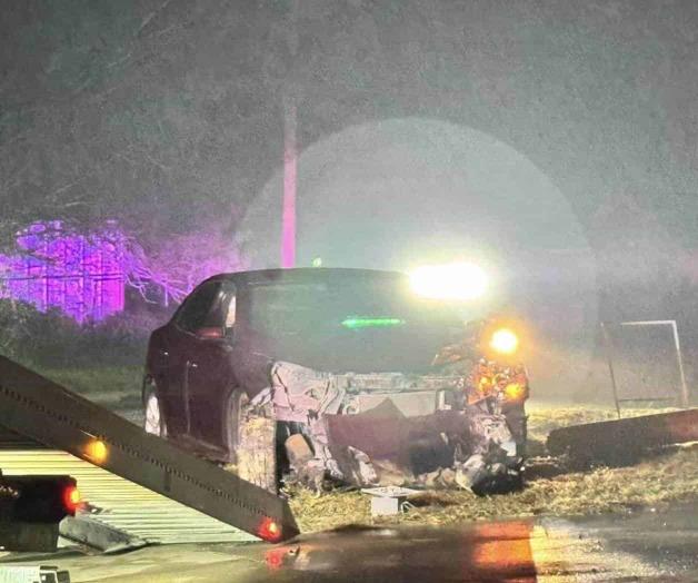 Choca contra dos postes y deja sin luz a colonias Choca contra dos postes y deja sin luz a colonias