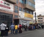 En 500 pesos venden lugares en filas para tramitar el INE en Neza