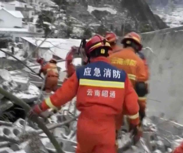 Recuperan nueve cuerpos tras alud que sepultó a 47