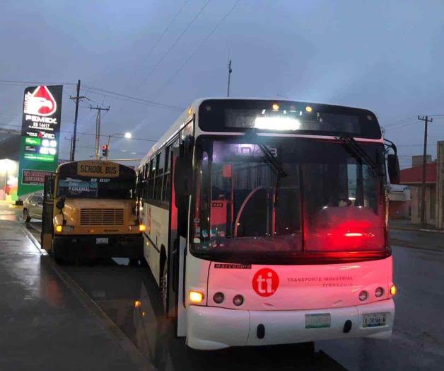 Cierra autobús paso a ‘micro’ y provoca choque