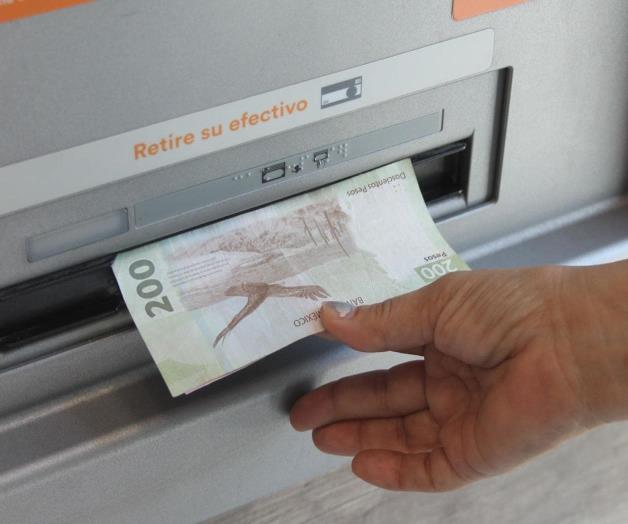 Dañan cajeros para robarlos