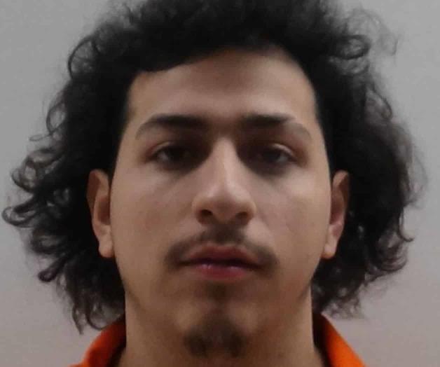 Hombre arrestado por agredir a su novia