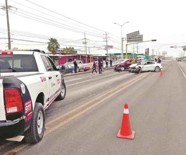 Provoca accidente y queda lesionada