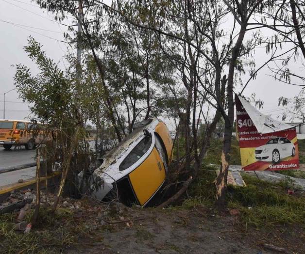 Protagoniza taxista aparatoso choque