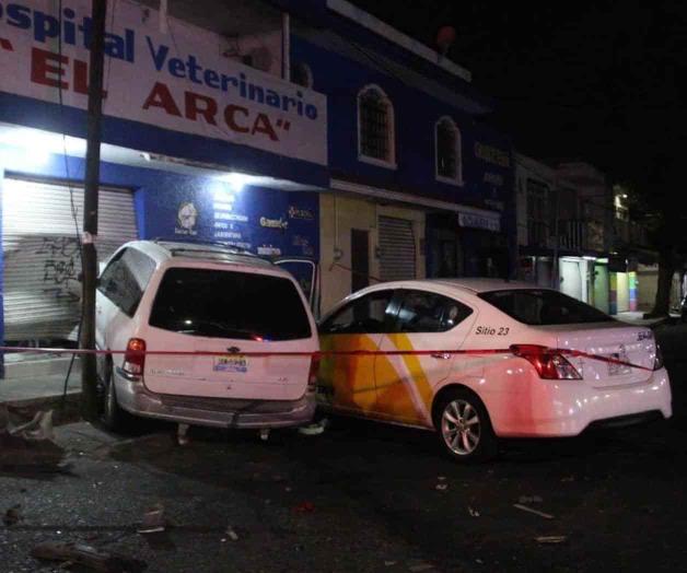 Muere hombre tras chocar contra dos vehículos en Guadalajara