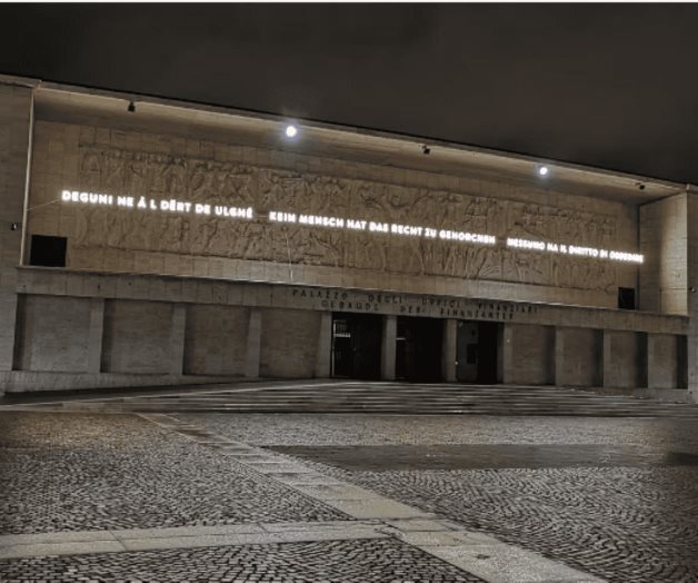 ‘Mentiras monumentales’: arquitectura inmune a la posverdad