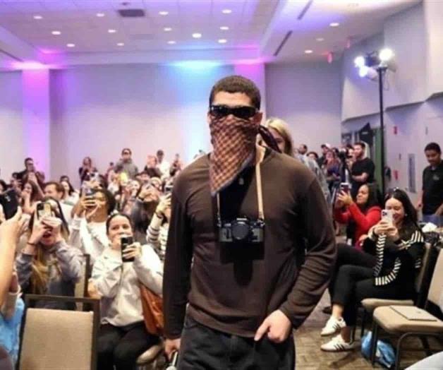 Bad Bunny da cátedra de negocios en universidad