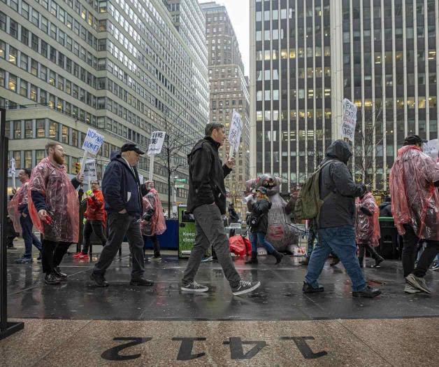 Trabajadores de prensa protestan por despidos