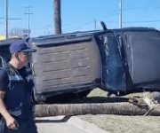 Reynosa | Una camioneta termina volcada en el libramiento Monterrey - Reynosa.