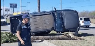 Reynosa | Una camioneta termina volcada en el libramiento Monterrey - Reynosa.