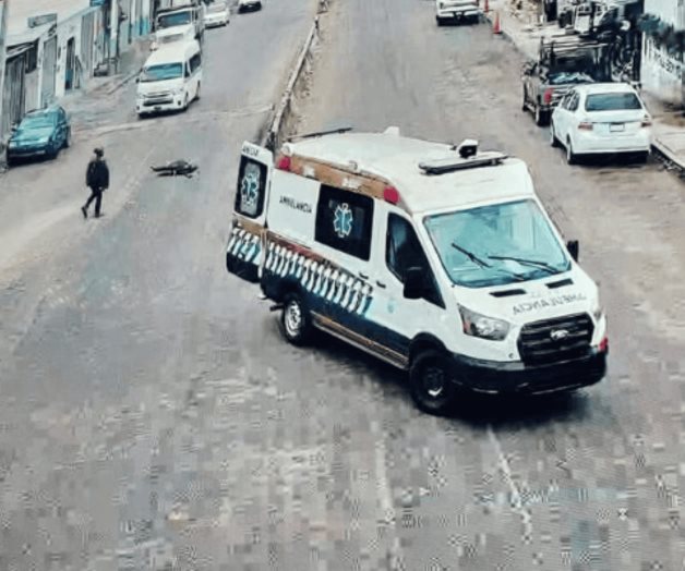 Captan cuando se abre puerta de ambulancia y cae paciente en Chiapas Captan cuando se abre puerta de ambulancia y cae paciente en Chiapas