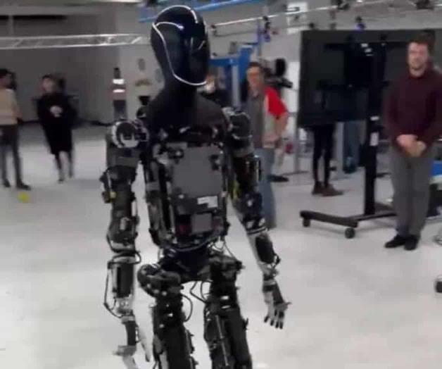 Saca Musk de paseo a su robot Optimus y desata criticas