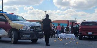 Reynosa | Ejecutan a hombre en estacionamiento de centro comercial