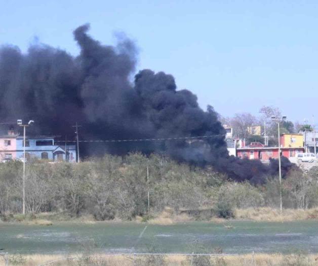 Arden llantas en basurero clandestino de Reynosa