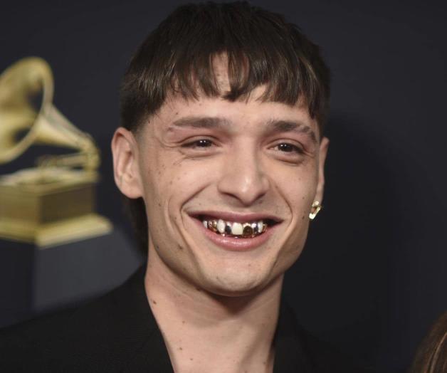 Entre polémica gana su primer Grammy