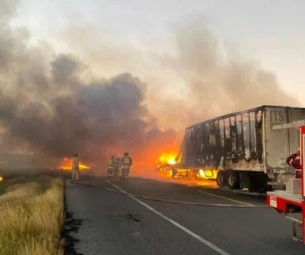 Mueren choferes calcinados tras chocar en carretera Nuevo Laredo - Monterrey