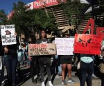 Manifestantes protestan en el 78 aniversario de la Plaza México